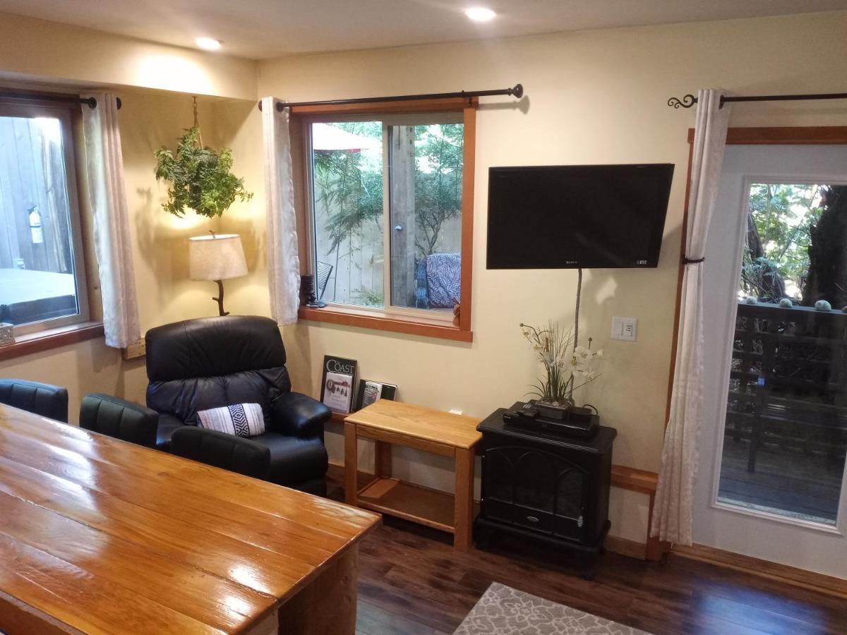 Forest Sweet Retreat Hot Tub & Wood Fired Sauna Ucluelet Exterior photo